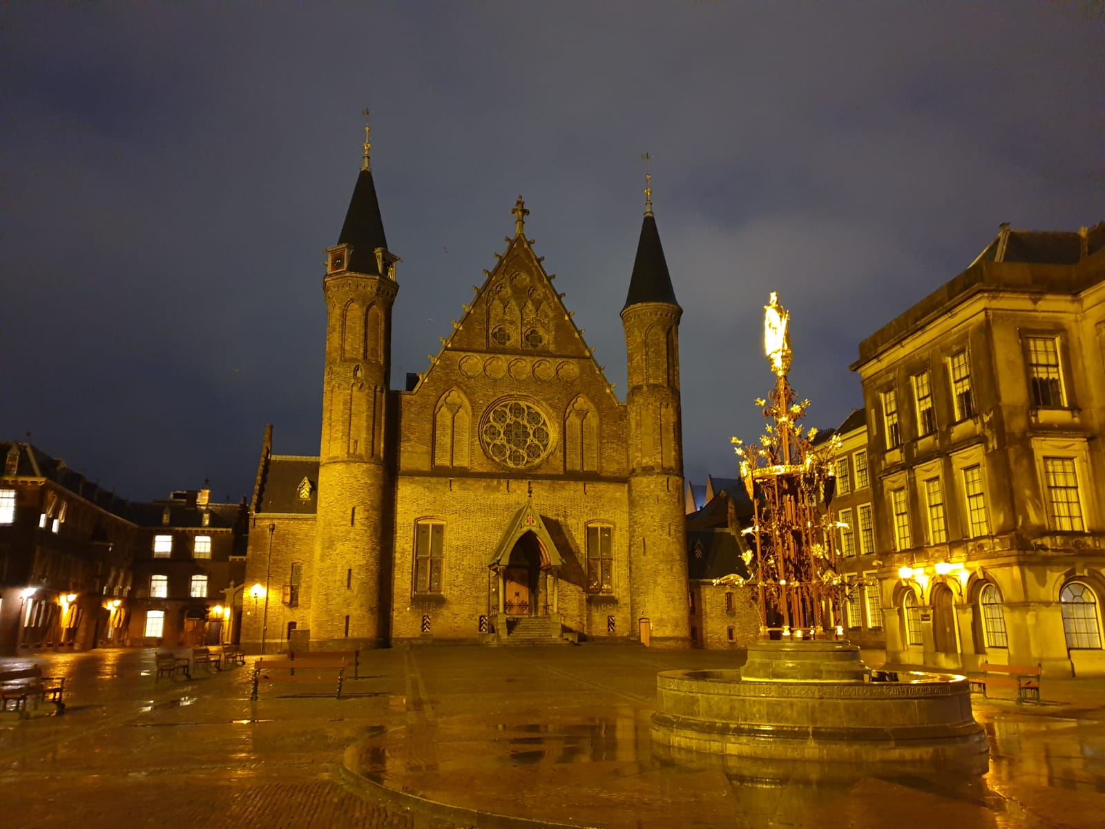 Geen noodtoestand, wel een avondklok
