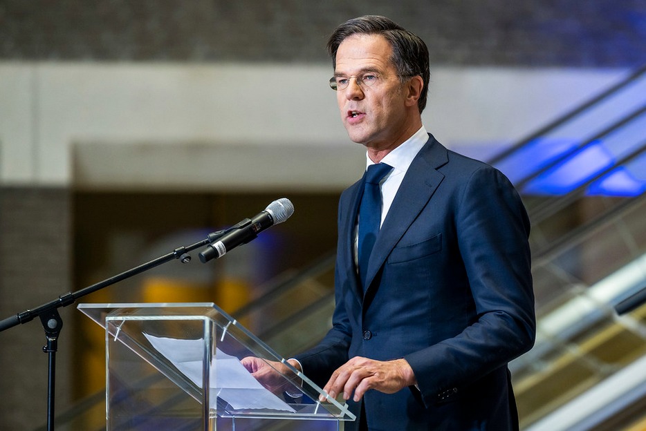 Struikelend over de drempel: Rutte IV gaat tastend de zomer in