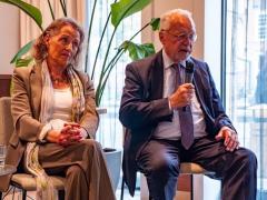 Oud-fractievoorzitter van de CPN Ina Brouwer en oud Tweede Kamerlid en woordvoerder defensie van de PvdA Klaas de Vries