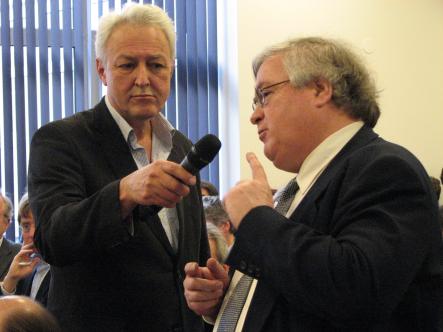 Er wordt een vraag gesteld uit het publiek
