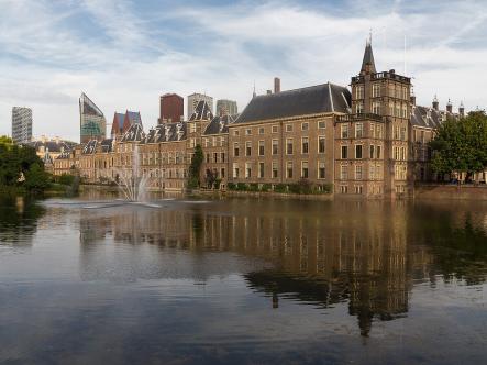 Den_Haag,_het_Binnenhof_diverse_RM_met_de_Hofvijver_op_de_voorgrond_foto8_2015-08-05_18.56