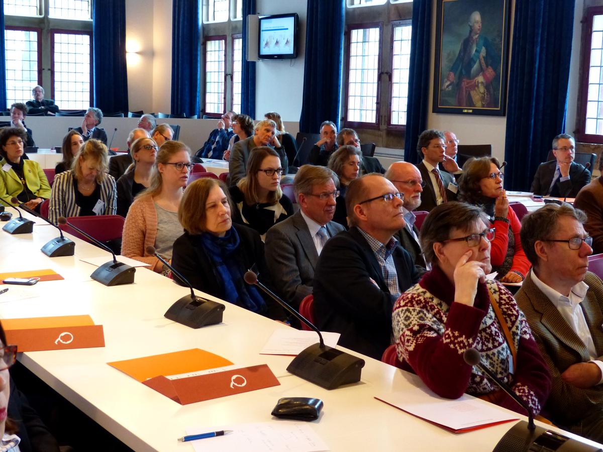 Het publiek luistert aandachtig