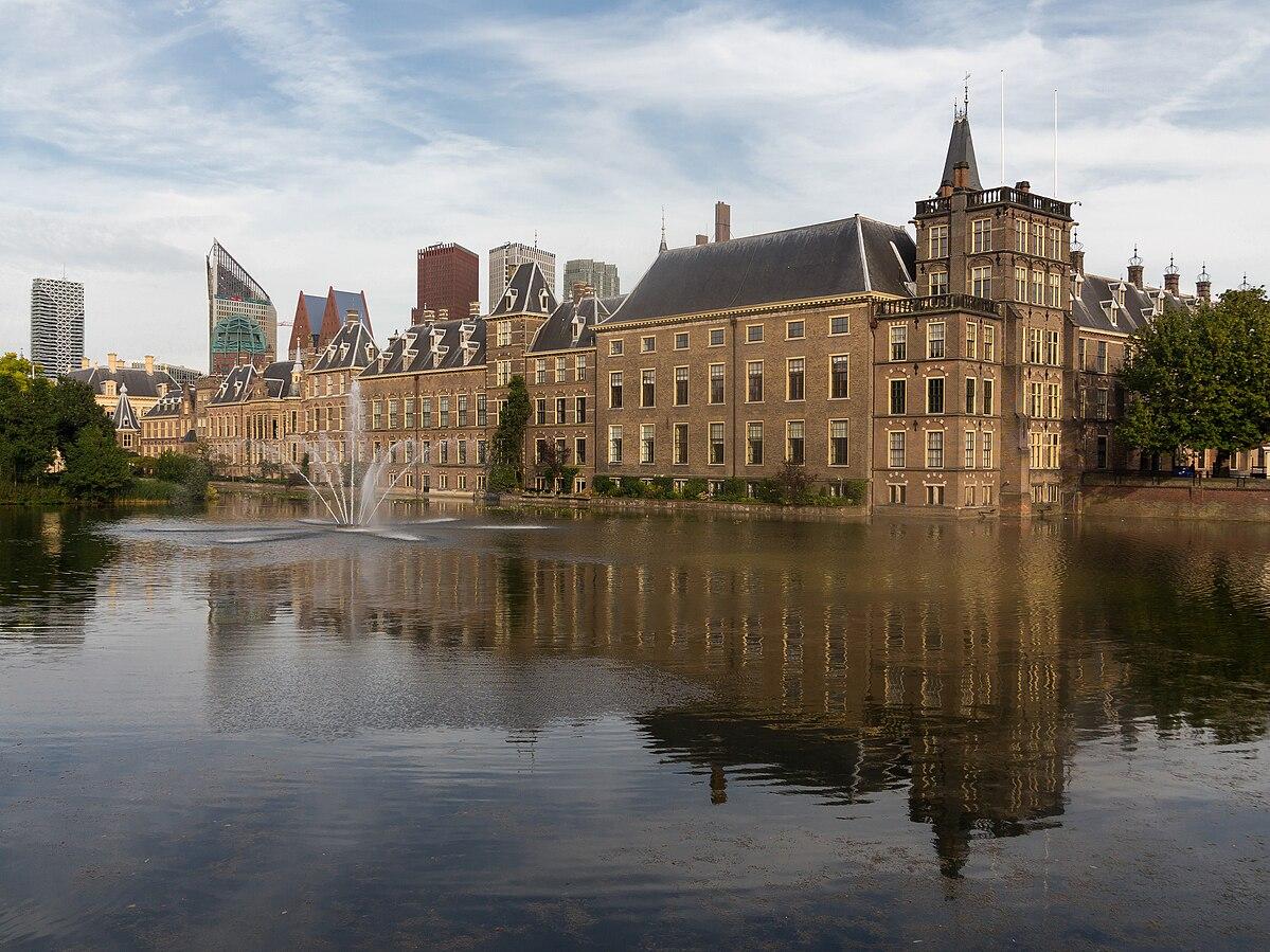 Den_Haag,_het_Binnenhof_diverse_RM_met_de_Hofvijver_op_de_voorgrond_foto8_2015-08-05_18.56